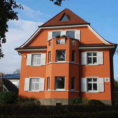 Rotes Haus Ueber Den Weinbergen *