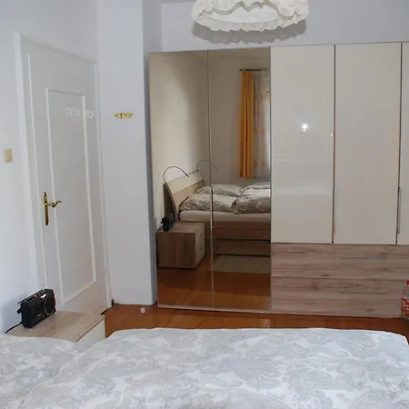 Rotes Haus Ueber Den Weinbergen Apartment