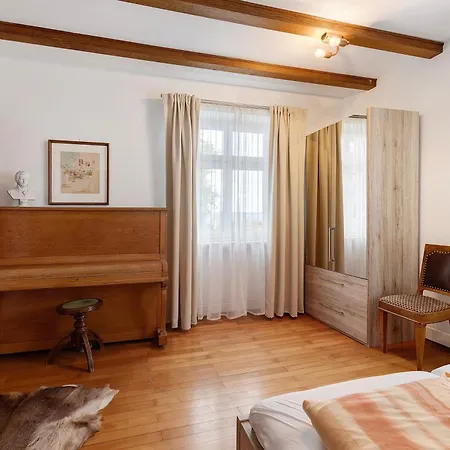 Rotes Haus Ueber Den Weinbergen *