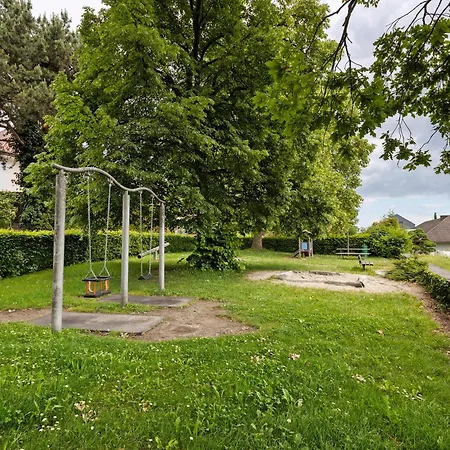 Rotes Haus Ueber Den Weinbergen