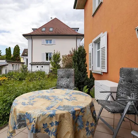 Rotes Haus Ueber Den Weinbergen *