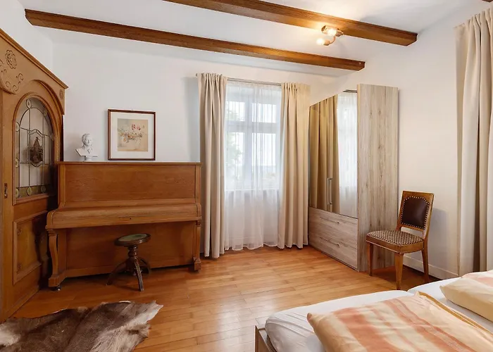 Rotes Haus Ueber Den Weinbergen *