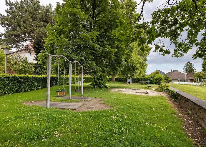 Rotes Haus Ueber Den Weinbergen